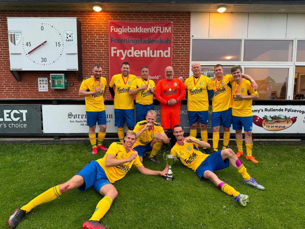 Fuglebakken KFUM feirer med pokal i Footfolk-trøyer